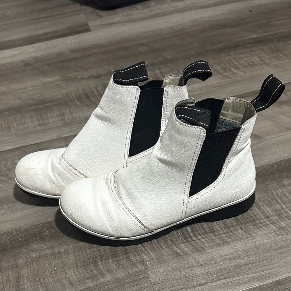 JBU White and Black Winter Boots